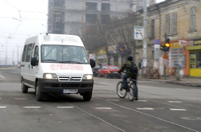 Oпасни маневри правят междуградски маршрутки на пътя Драгичево София