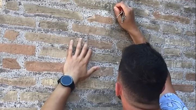 Фитнес инструкторът от Бристол българинът Иван Димитров който бе заснет