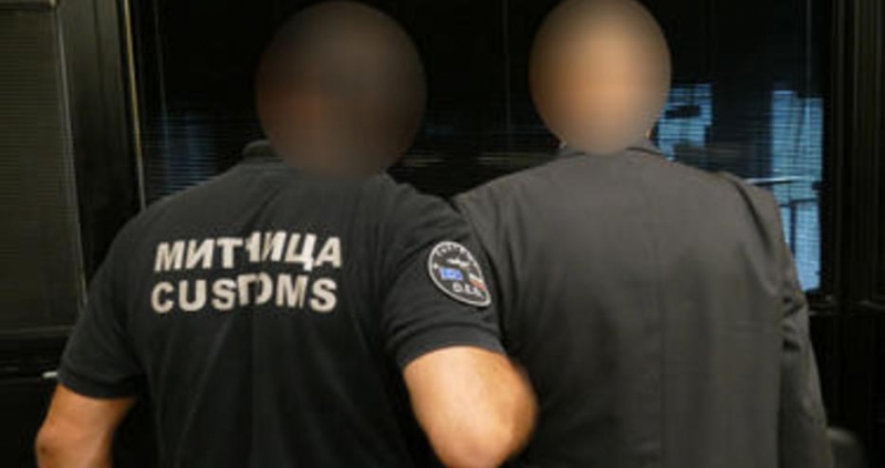 Маскирани полицаи арестуваха в автомобилите им двама мъже на централна