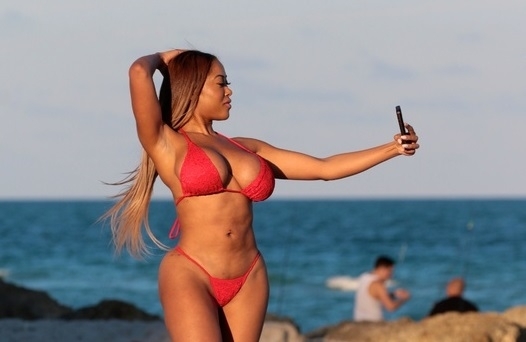Instagram моделът Морая Милс събра погледите на плажа в Маями