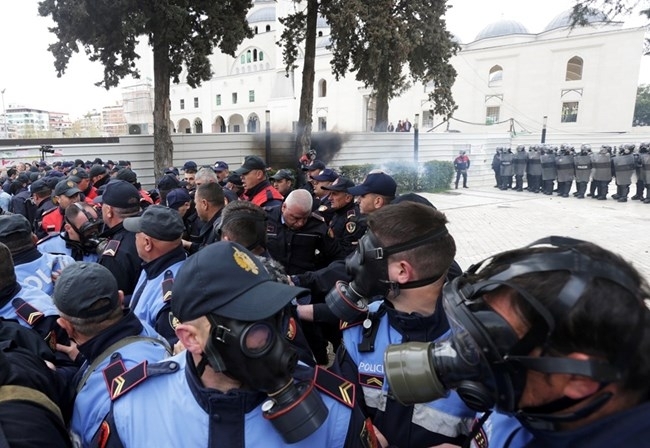 Протестиращи от албанската опозиция днес се опитаха да нахлуят в