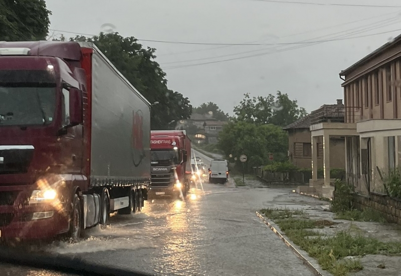 Проливните дъждове превърнаха пътищата в Северозапада в реки видя репортер