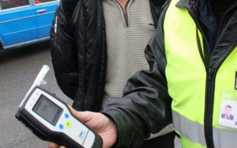 Полицаи са хванали подпийнал шофьор зад волана в Мизия съобщиха