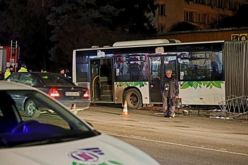 Пострадалата при автобусната катастрофа жена в София е с опасност за ...