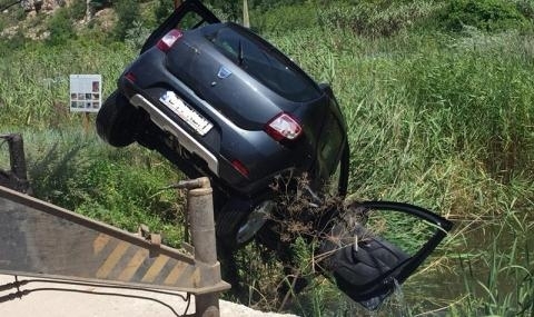 Румънски лек автомобил с букурещка регистрация падна в блатото преди
