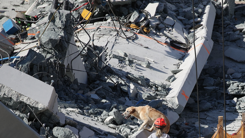 Мост се срути върху железопътни релси в град Вязма Западна
