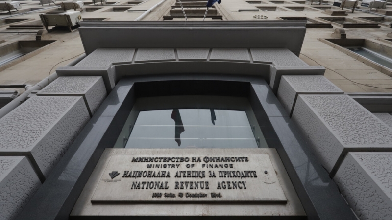 До полунощ фирмите трябва да платят данъците си