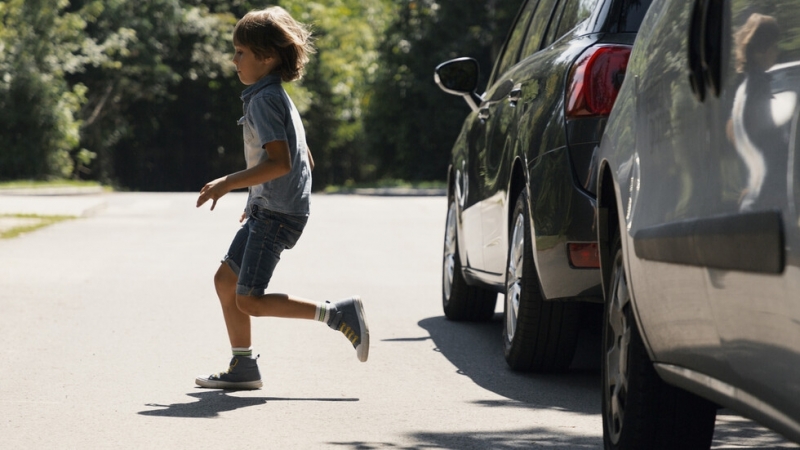 Кола блъсна 3 годишно дете в Шумен По първоначални данни майка с