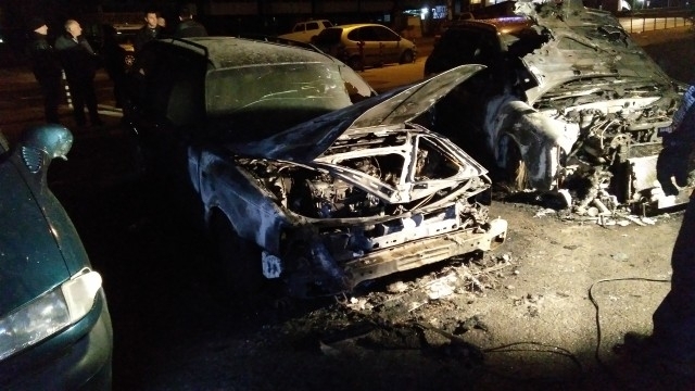 Видинските криминалисти разследват умишлен палеж на два леки автомобила съобщават