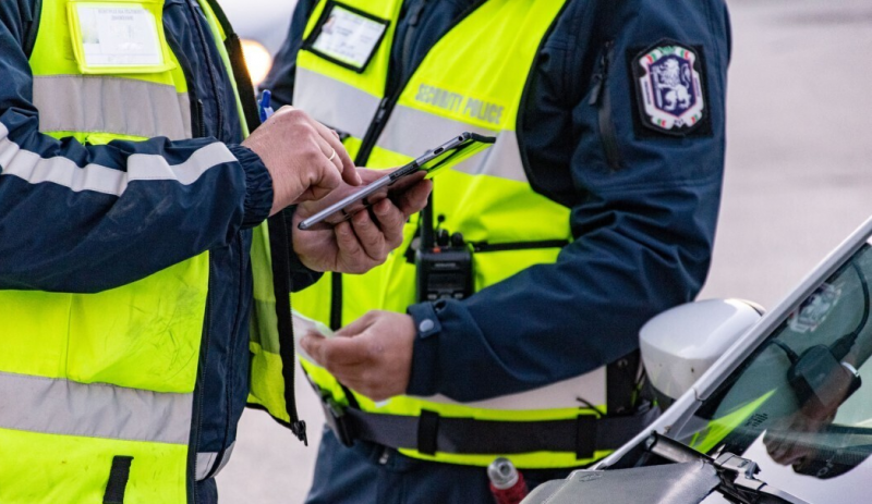 Пътник изхвърли пакетчета с наркотици пред очите на полицаи във