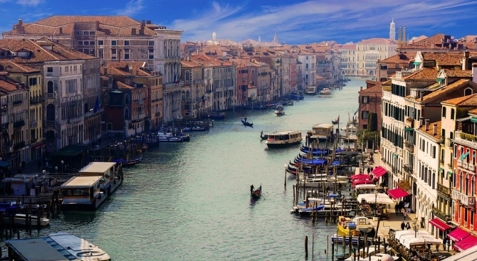 Кметът на Венеция Луиджи Бруняро обяви че съвсем скоро центърът