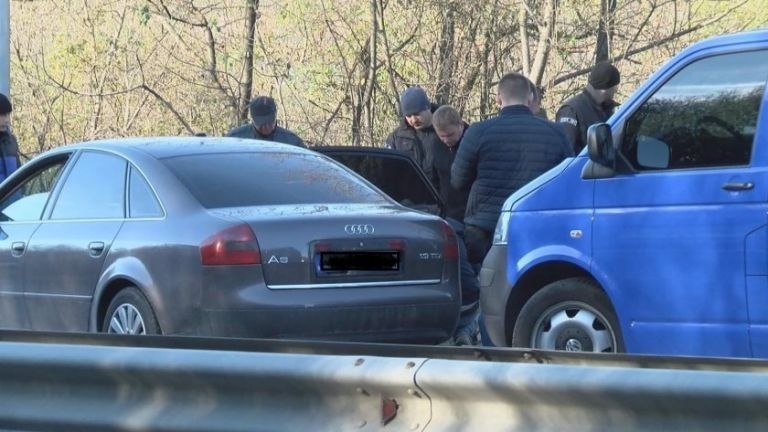 Пътник от кола изхвърли наркотици пред очите на полицаи във