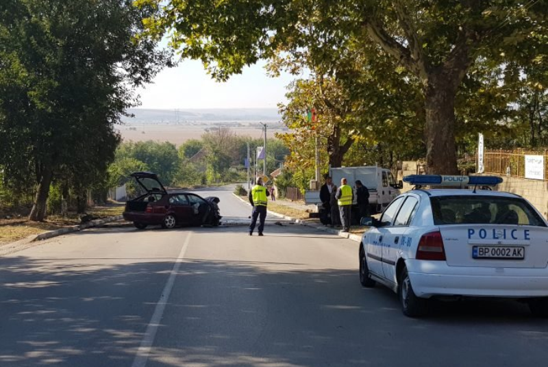 Лек автомобил е катастрофирал в козлодуйското село Гложене научи агенция
