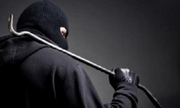 Маскиран мъж с качулка и тъмен суичър обра игрална зала