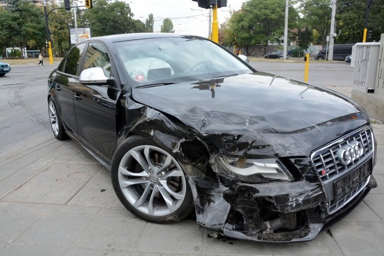 Младеж без книжка блъсна паркирана кола във Враца и избяга