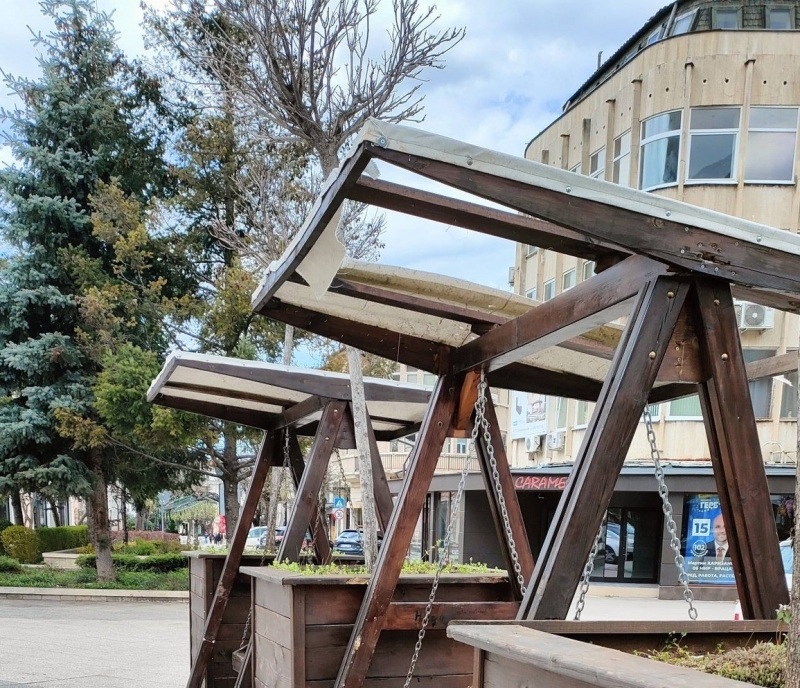Дървените люлки на площада във Враца се рушат, граждани апелират за спешен ремонт /снимки/