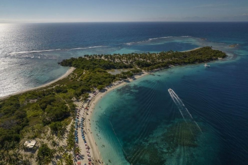 Плавателен съд с 20 тела на мъртви хора е бил открит край Бахамските