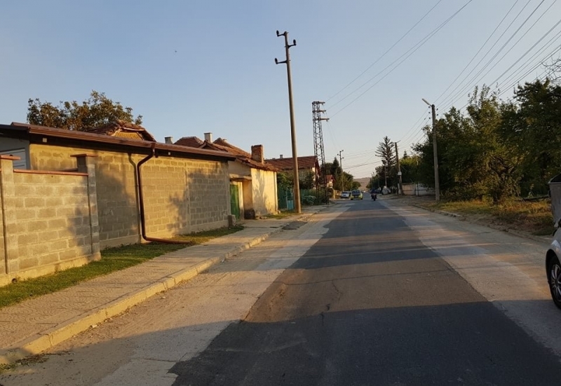 Пътят към гробищния парк в Козлодуй пропадна заради некачествен ремонт /снимки/