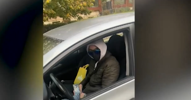 Сигнал за мъж който се самозадоволява на метри от детски