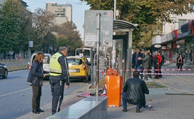 21 годишен помете с автомобила си трима души на автобусна спирка във Варна