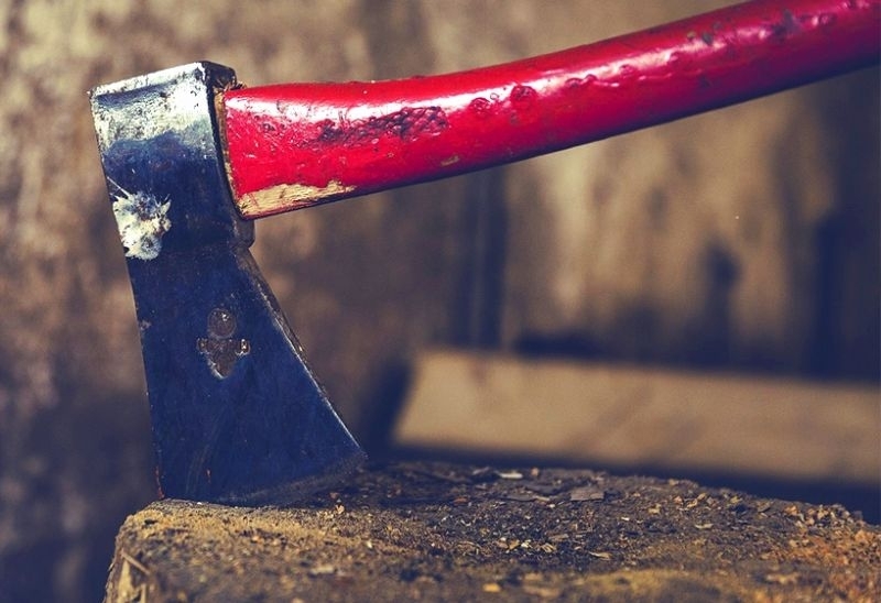 Разярен видинчанин нападна приятеля си по чашка с брадва и