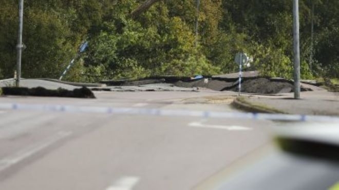 Голям участък от магистрала в Югозападна Швеция рухна снощи Трима
