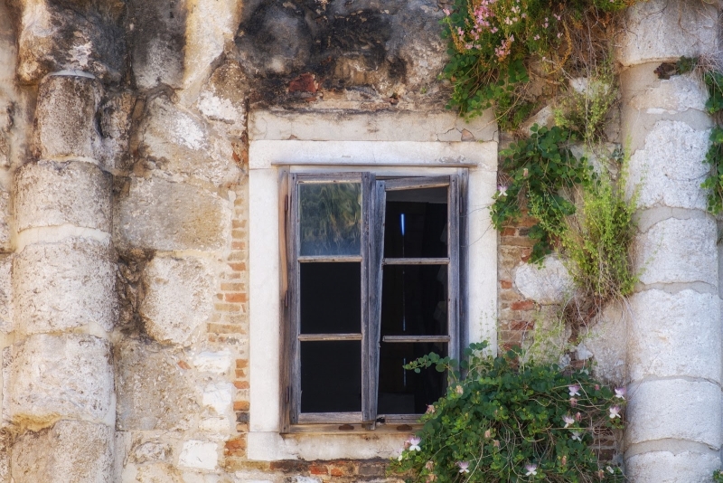 35 прозореца на училището в търговищкото село Лиляк са били