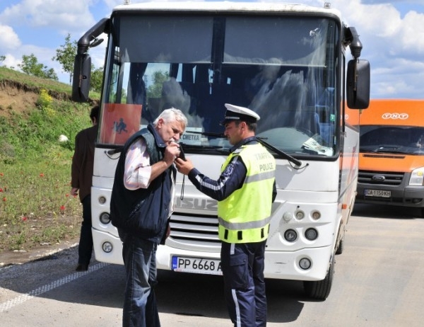 47 годишен мъж е возил ученици под влиянието на алкохол съобщиха