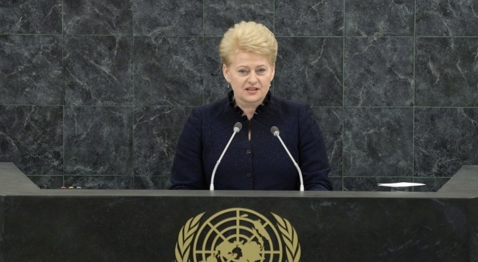 Призовавам литовския президент Далия Грибаускайте да си включи мозъка каза