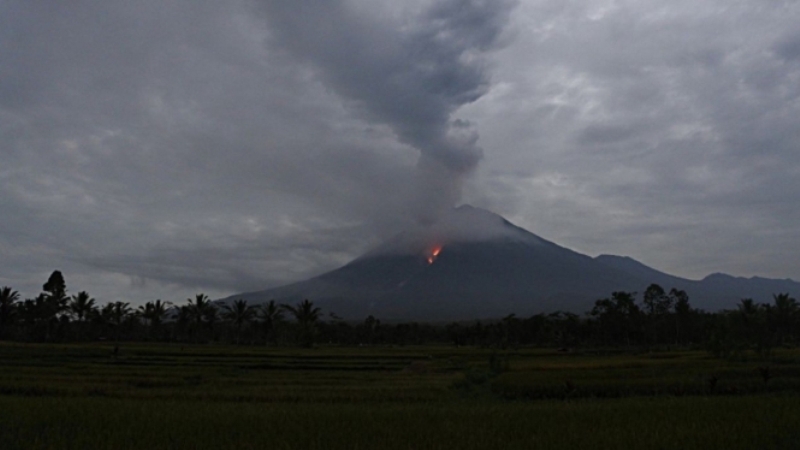 Семеру най високият вулкан на най гъсто населения остров в Индонезия Ява