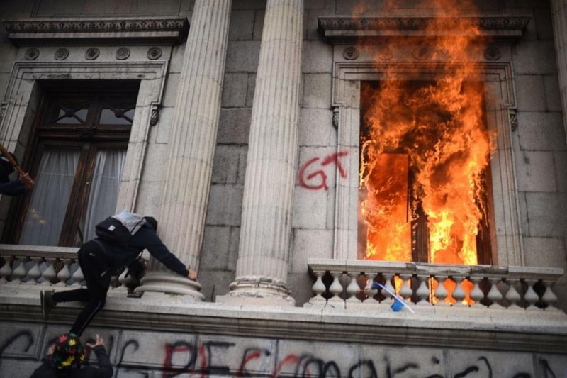 Стотици протестиращи вчера нахлуха в Конгреса на Гватемала и опожариха