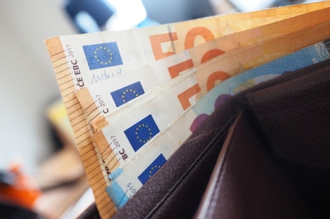 Минималната работна заплата ще бъде 1213 лв 620 20 евро от