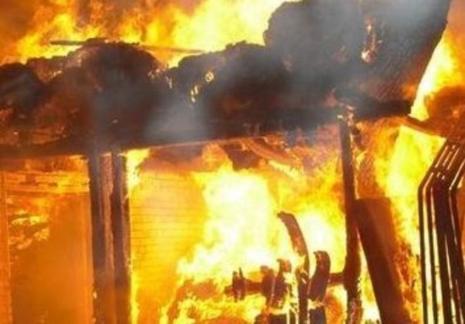 Пожар лумна в гараж в Мездра нанесе големи щети съобщиха