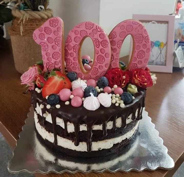 С букет от 101 цветя бутикова торта изработена от сладкарка