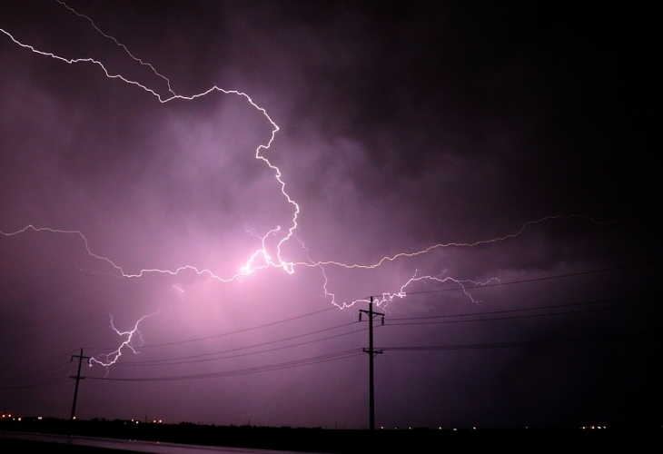 Мъж от Монтана бе отхвърлен от мълния паднала на сантиметри