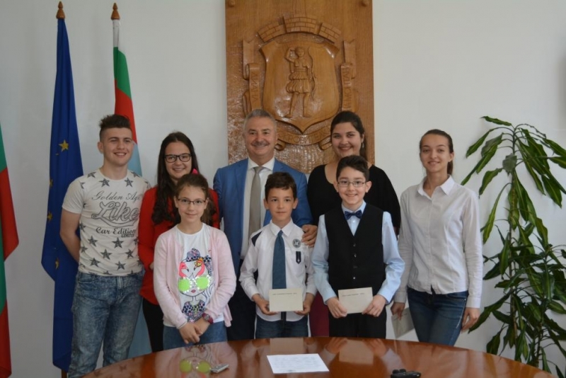 Кметът на Монтана Златко Живков връчи първите стипендии за годината
