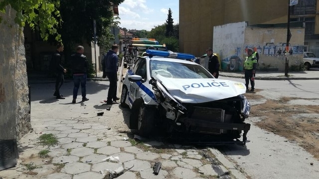 Пиян шофьор е блъснал полицейска кола в Лом съобщиха от