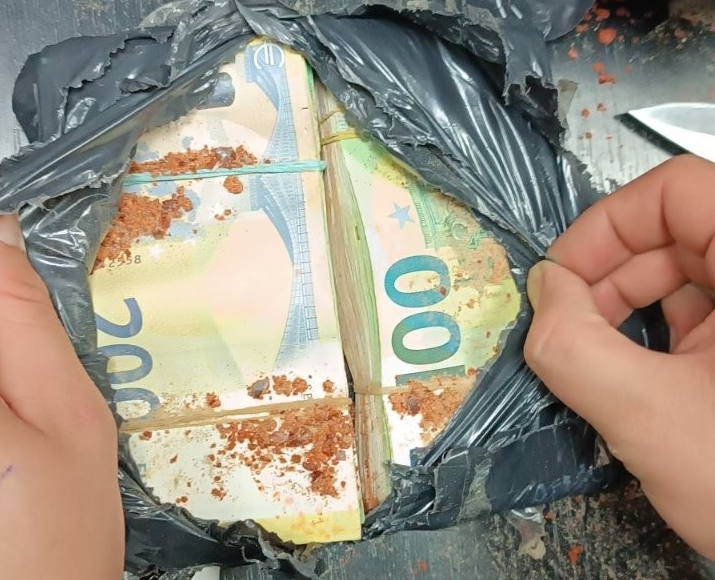 Откриха 128 000 евро недекларирана валута в кабината на влекач на „Дунав мост 2“ /снимки/