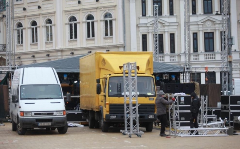 Във връзка с реализацията на традиционния празничен Новогодишен концерт Сцена