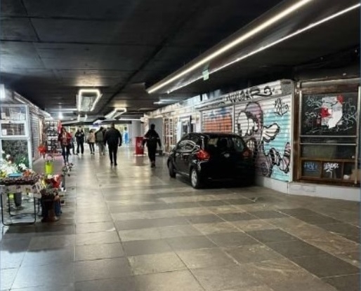 Кола без шофьор "паркира" в подлеза на Орлов мост /снимки/