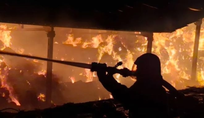 Голям пожар унищожи навес за съхранение и голямо количество фураж