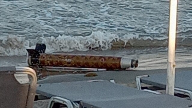 Дългият над метър боеприпас забелязан от туристи на плажа между