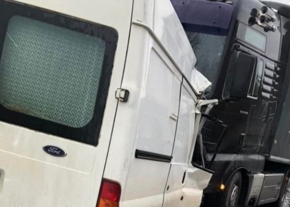 Водач на лекотоварен автомобил е пострадал при ПТП с камион