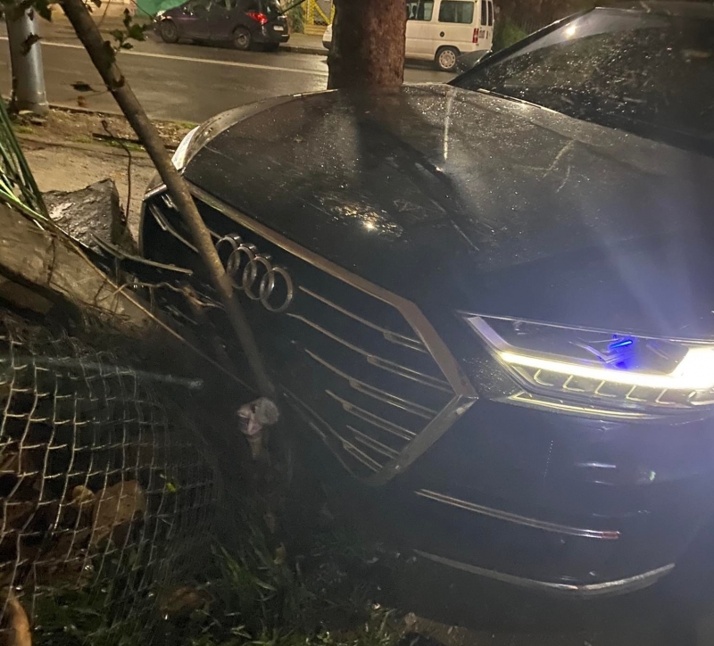 Шофьор е катастрофирал в ограда след гонка с полицаи във