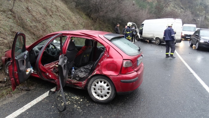 Мъж пострада в катастрофа в Монтанско, съобщиха от МВР.
Пътният инцидент