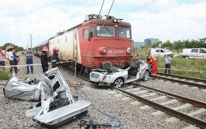 Влак блъсна кола на жп прелез