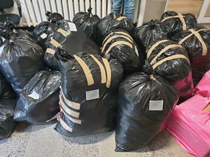 Бус с ментета на световноизвестни марки заловиха служители на Икономическа