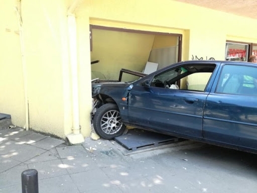 Пиян мъж се заби с колата си в гараж във