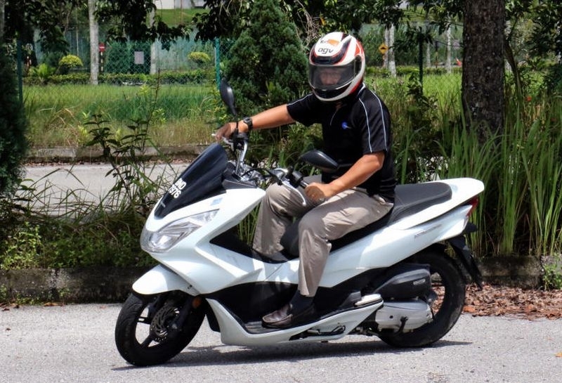 Непълнолетен и неправоспособен е бил зад волана на нередовен мотопед