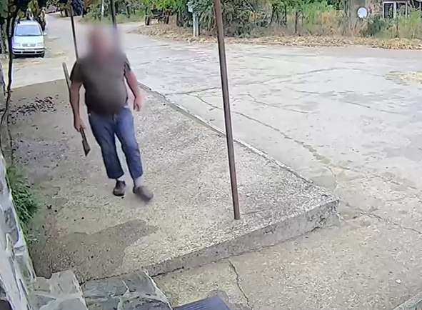 На вниманието на институциите! Полудял мъж обикаля с брадва село във Врачанско, заплашва местните и сее страх сред децата /видео/
